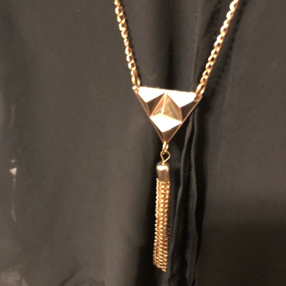 Black top with gold necklace - Picture 5 of 7